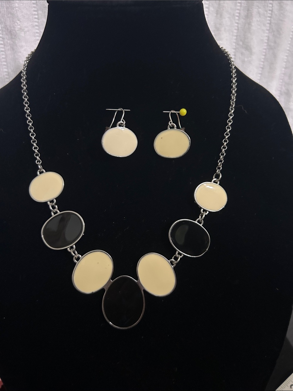 Elegant Black and Cream Oval Pendant Necklace and Earring Set